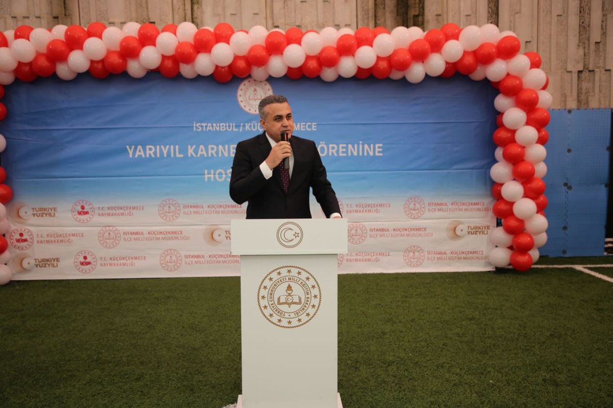 ​​​​​​​Küçükçekmece Kaymakamı Mustafa ANTEPLİOĞLU, Karne Dağıtım Töreni’ne katıldı.