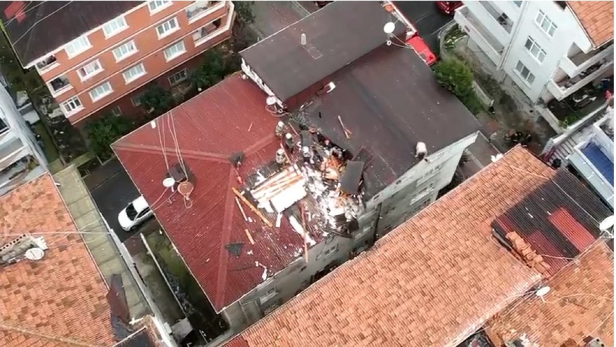 Küçükçekmece’de fırtına çatı uçurdu: Panik yaşandı