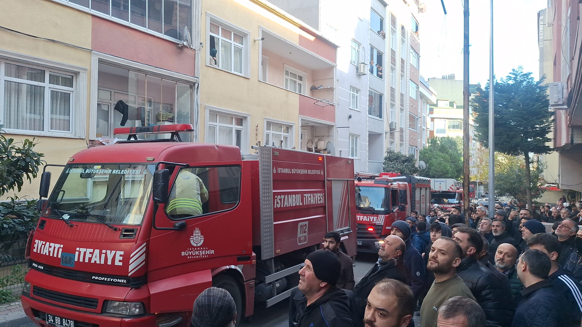 İkitelli Atatürk Mahallesi’nde Çatı Yangını: 3 Katlı Bina Tahliye Edildi