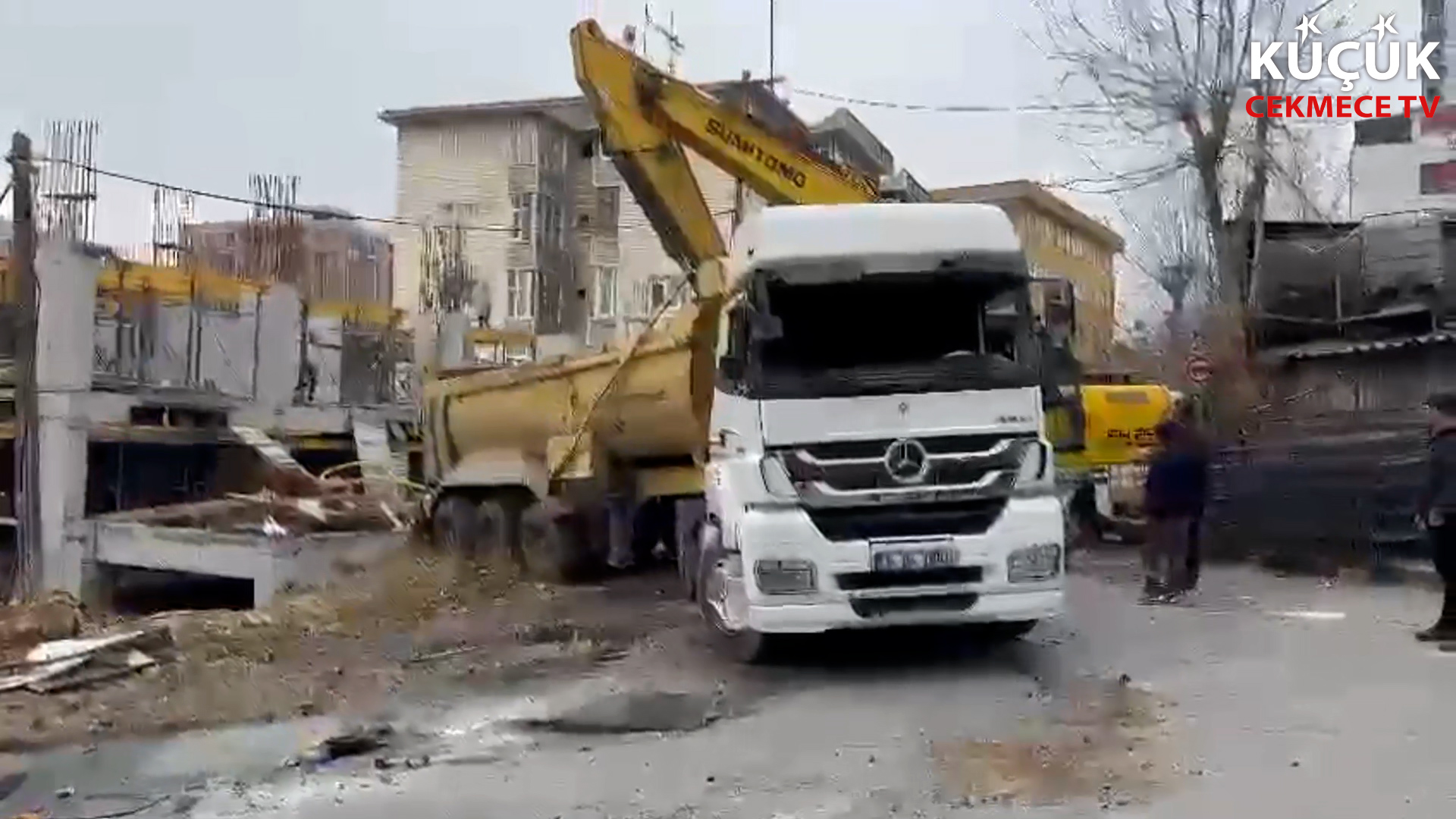 Halkalı Merkez Mahallesi'nde Hafriyat Kamyonu Yan Yattı