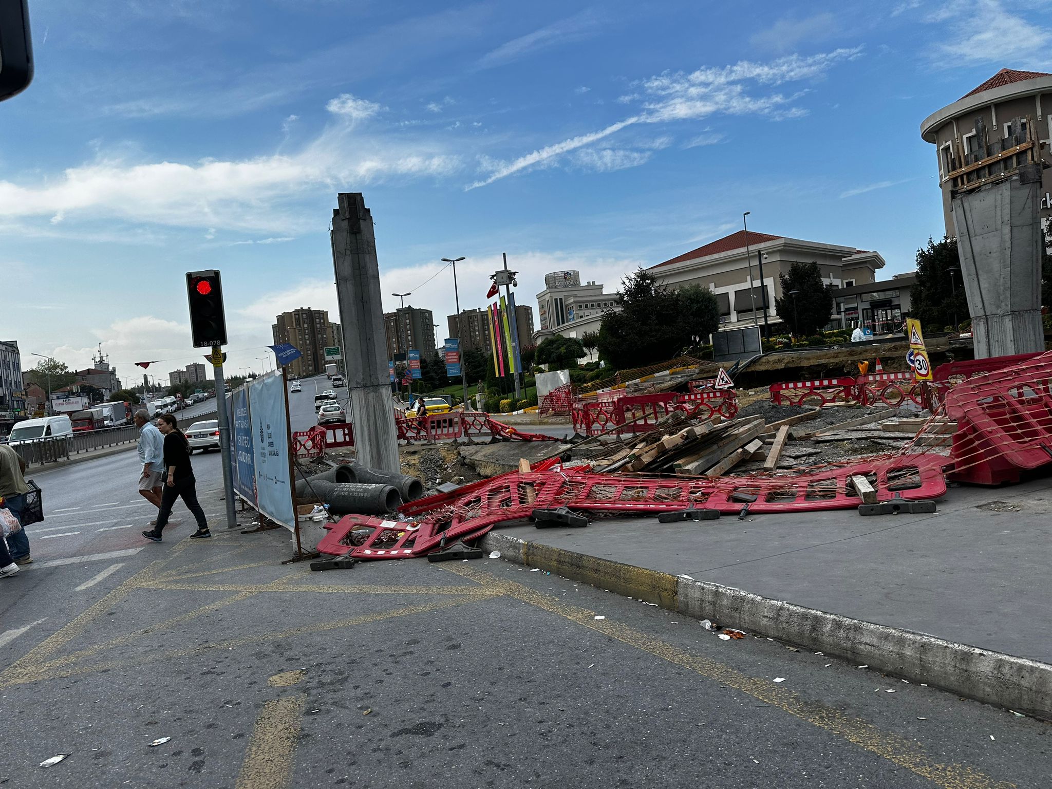 İBB Tarafından Küçükçekmece Arenapark Üstgeçguidinde Çalışmalar Devam Ediyor