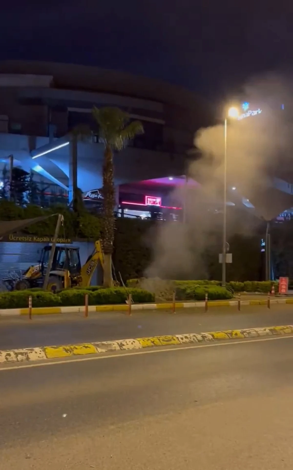 Küçükçekmece Atakent’te Doğal Gaz Hattı Patladı: Arenapark AVM Tahliye Edildi