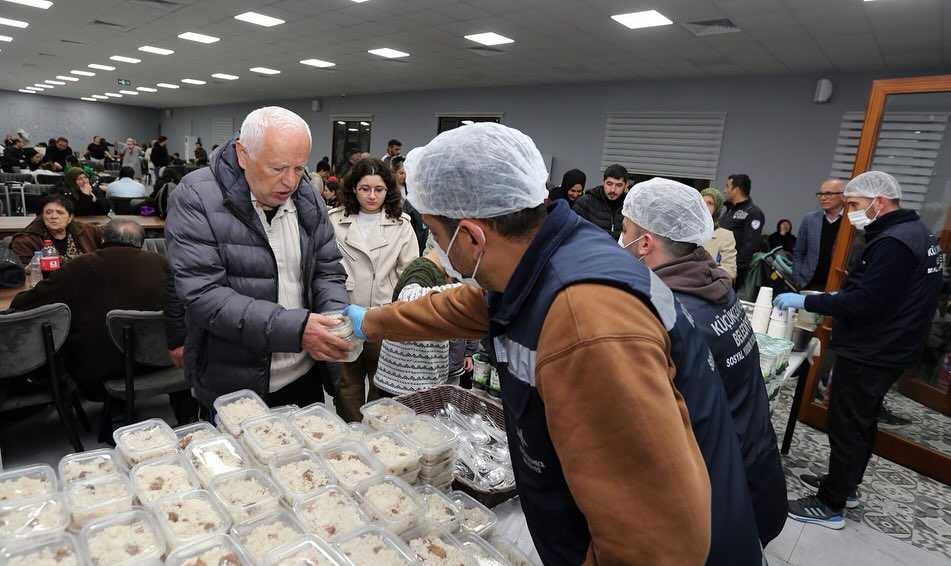 Küçükçekmece Belediyesi’nden Deprem Sonrası Dayanışma Örneği: Komşulara Sıcak Yemek Desteği