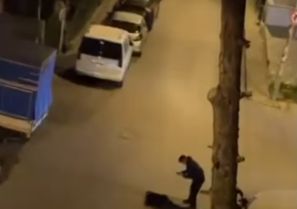 Küçükçekmece Cennet Mahallesi'nde Uzun Namlulu Silahlarla Motosikletli Gence Saldırı