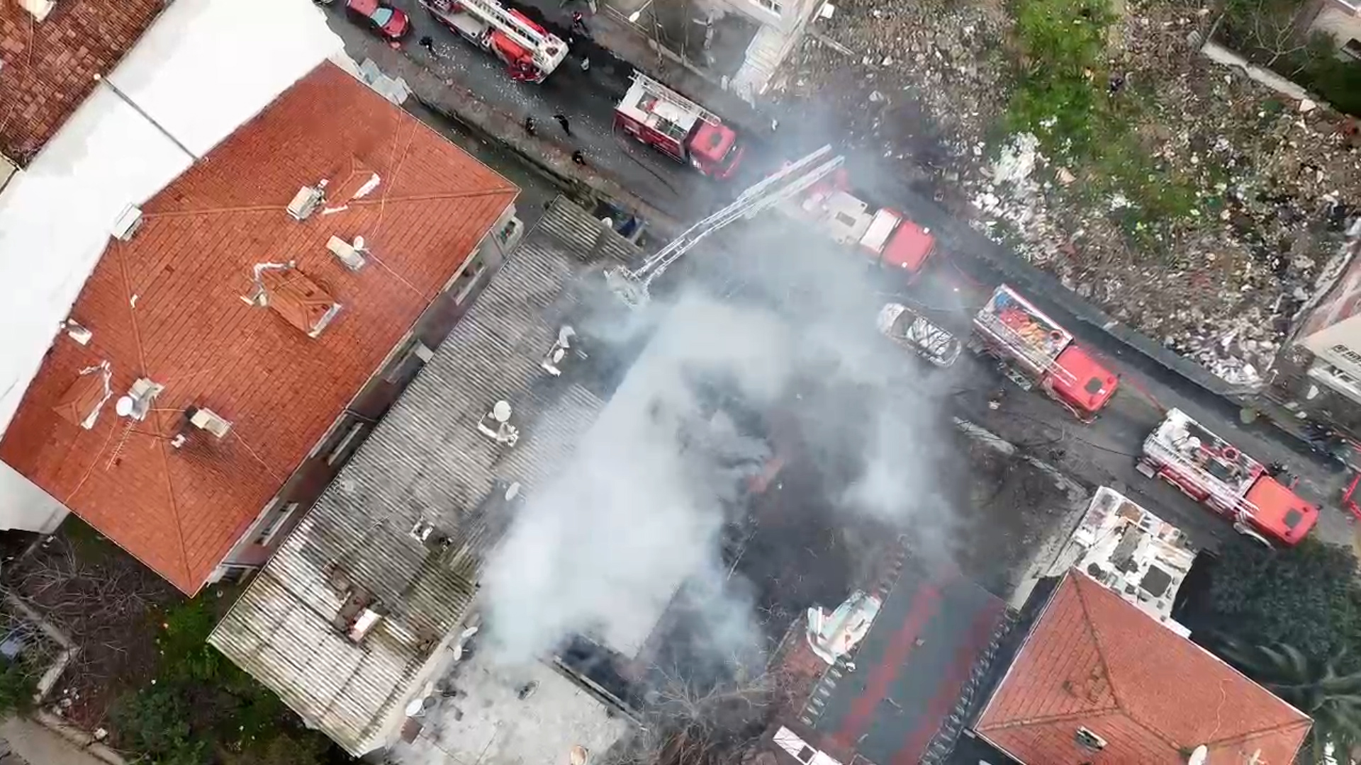 Küçükcekmece’de 2 Katlı Binada Yangın Paniği!