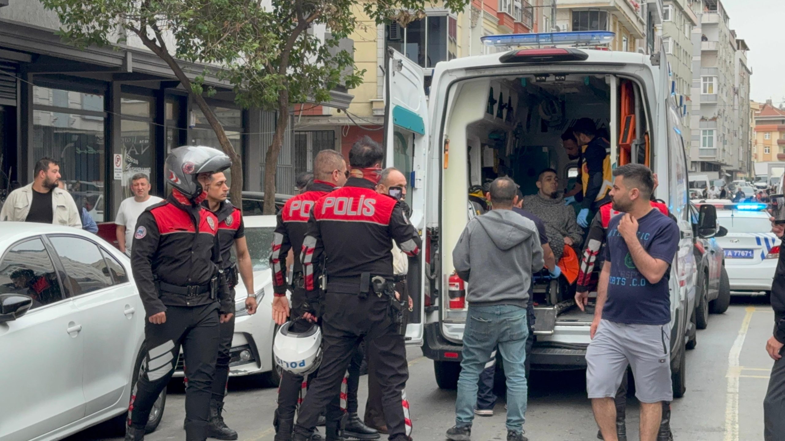 Küçükçekmece’de Akli Dengesi Yerinde Olmayan Kişi Polis Müdahalesiyle Etkisiz Hale Getirildi