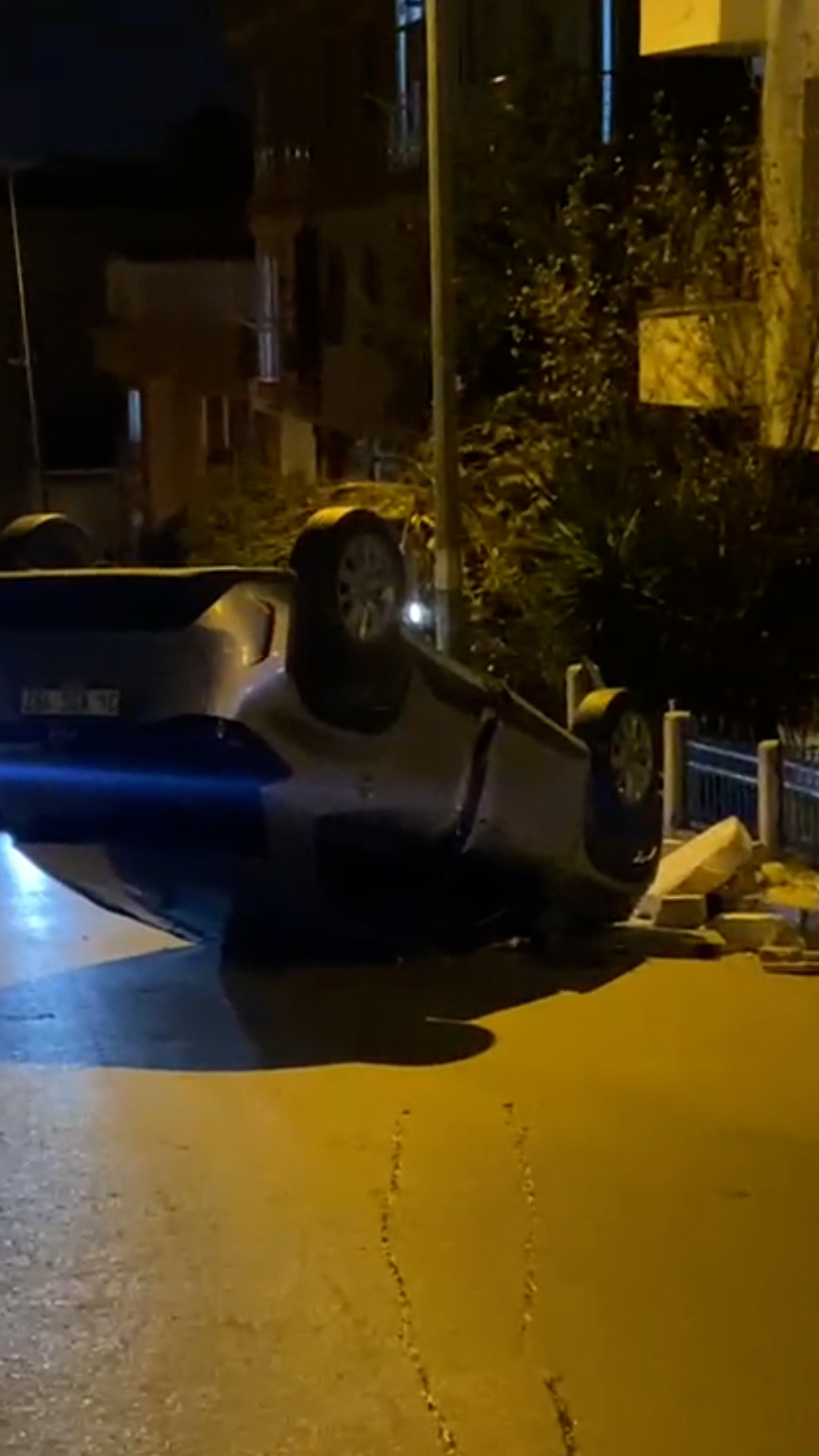 Küçükçekmece'de Araç Takla Attı, Doğal Gaz Borusu Patladı: Bina Tahliye Edildi