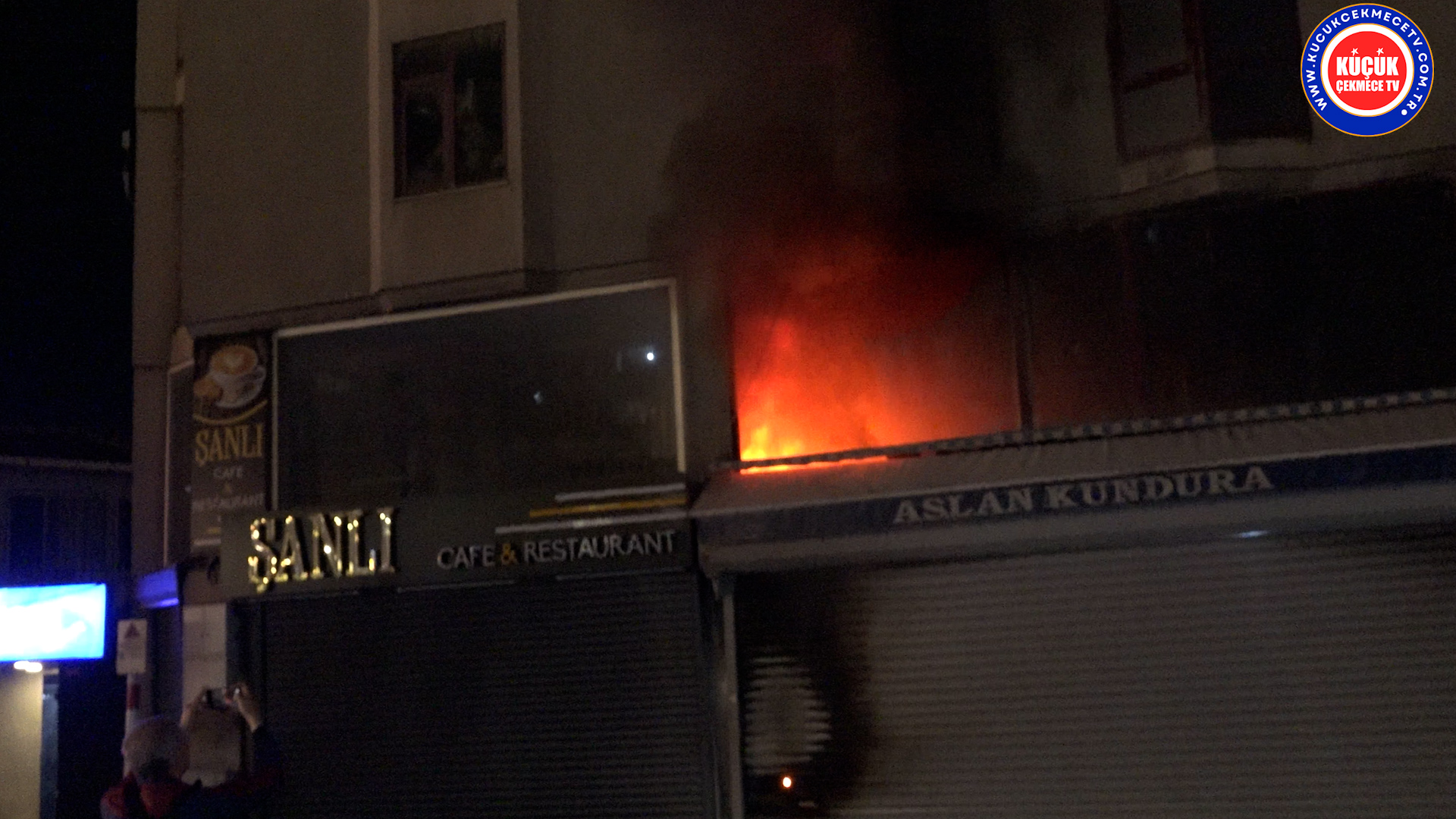Küçükçekmece’de Ayakkabı Dükkanında Gece Yarısı Korkutan Yangın