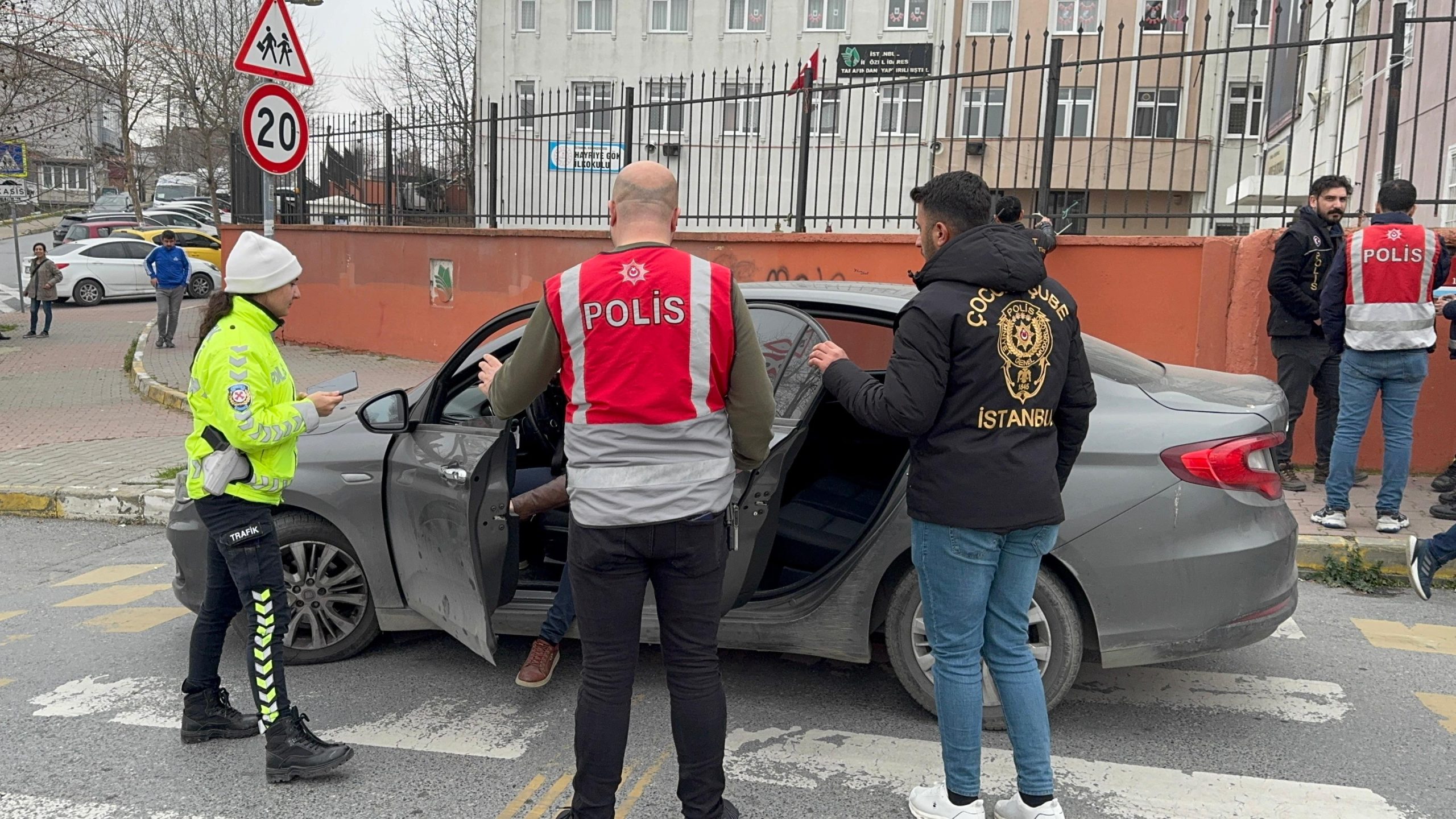 Küçükcekmece'de Okul Önlerinde Güvenlik Uygulaması