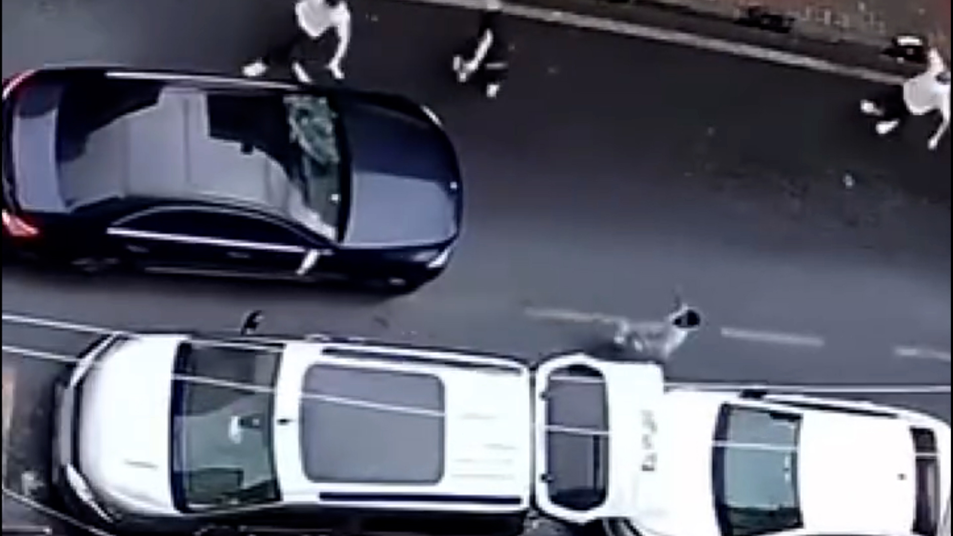 Küçükçekmece İkitelli'de Mahşer Gibi Kavga: Silahlar Patladı, Araçlar Hasar Gördü