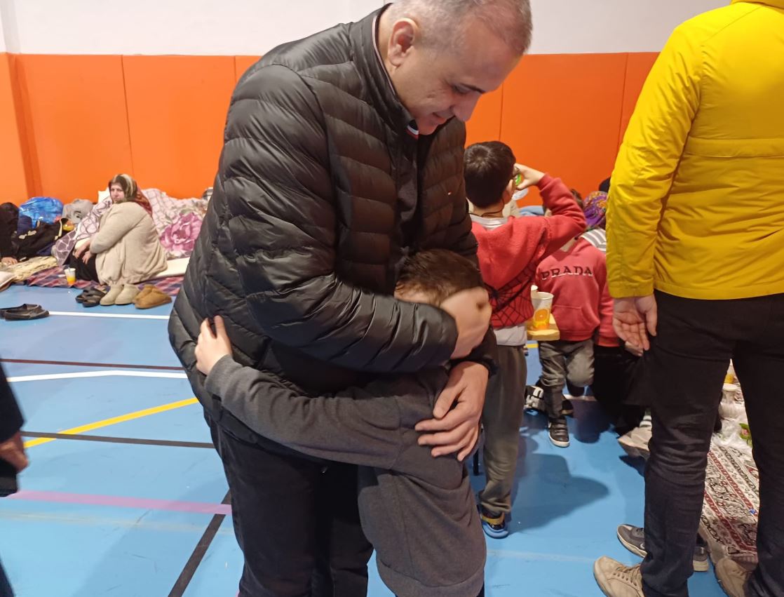 Küçükçekmece Kaymakamı Mustafa Anteplioğlu’ndan Depremzedelere Moral Ziyareti