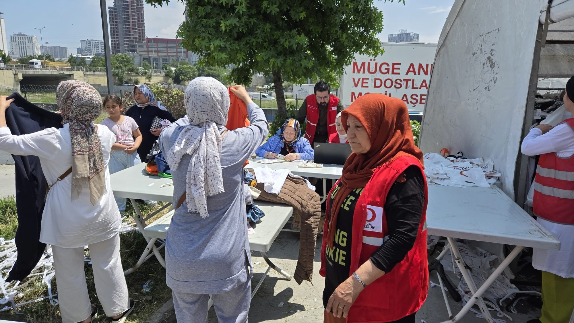 Kurban Bayramı Öncesi Küçükçekmece Kızılay’dan Bayramlık Kıyafet Dağıtımı Başladı