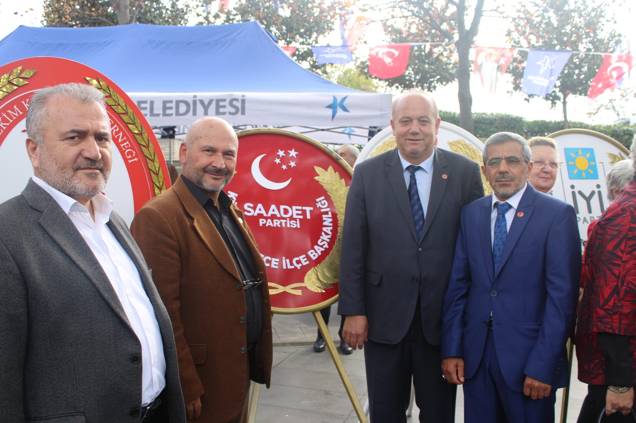 Saadet Partisi Küçükçekmece İlçe Başkanlığı, Cumhuriyetin 102. yıl dönümü münasebetiyle Küçükçekmece Belediyesi önünde gerçekleştirilen resmi törenlere katılım sağladı.