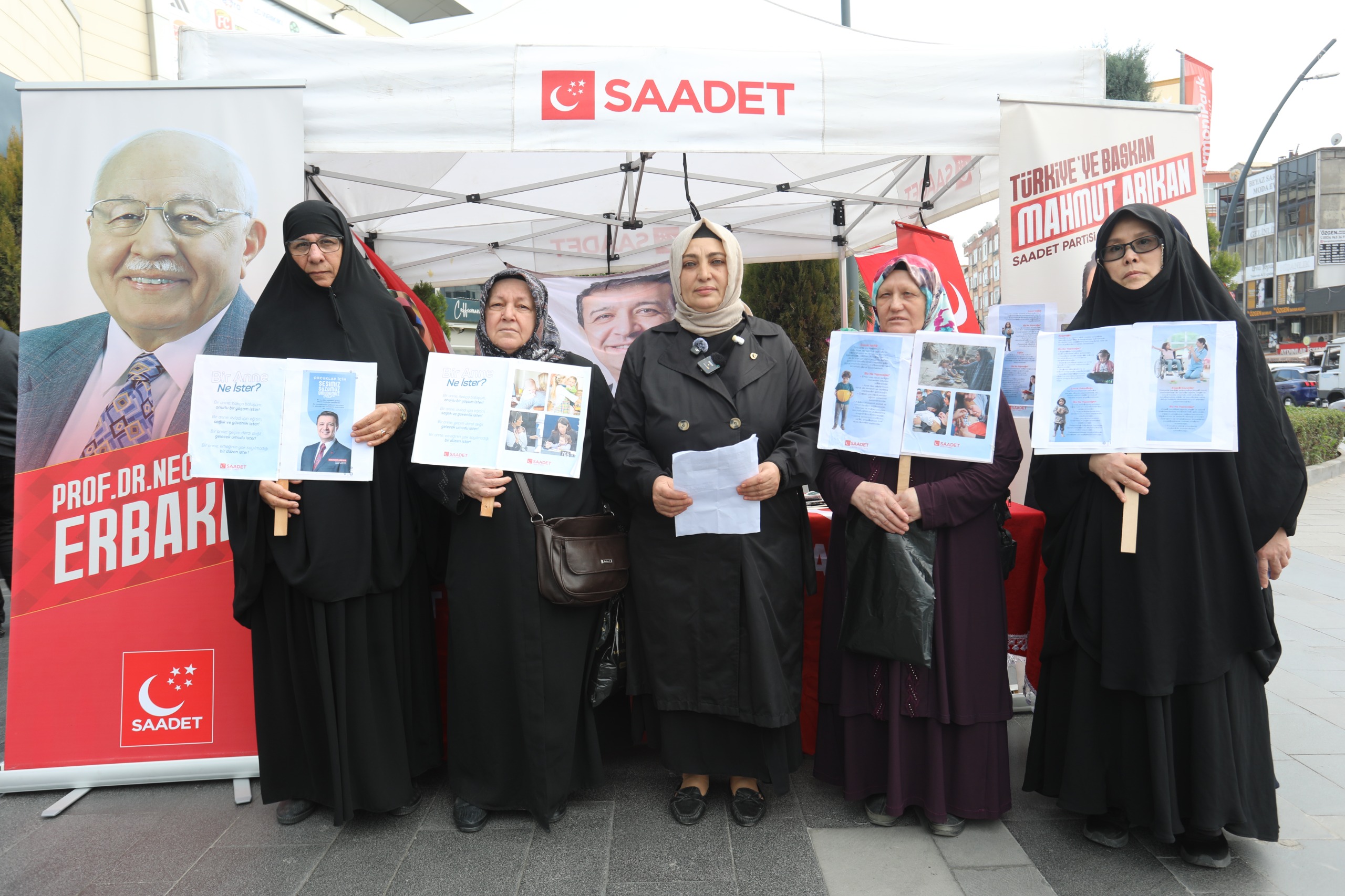 Saadet Partisi Küçükçekmece Kadın Kolları’ndan Çocuk Hakları İçin Basın Açıklaması