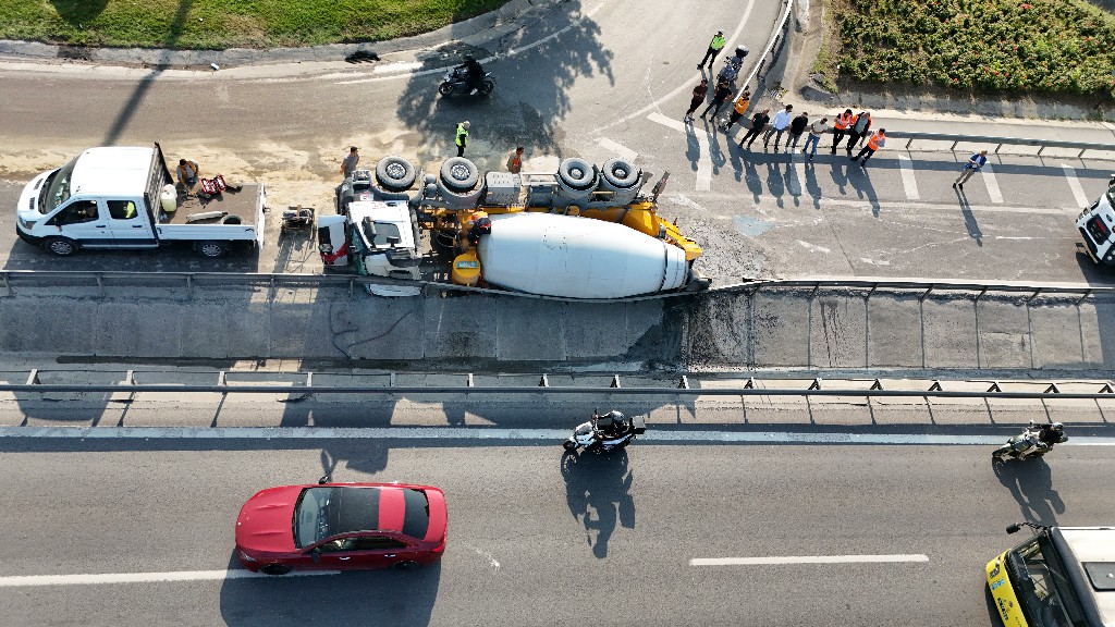 Sefaköy Kavşağı'nda Beton Mikseri Devrildi: Trafik Felç Oldu