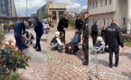 Küçükçekmece Kaymakamlığı Bahçesinde Fenalaşan Kadına Polislerden Anlamlı Müdahale