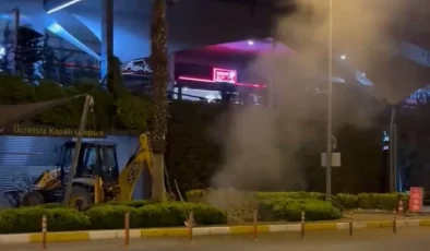 Küçükçekmece Atakent’te Doğal Gaz Hattı Patladı: Arenapark AVM Tahliye Edildi