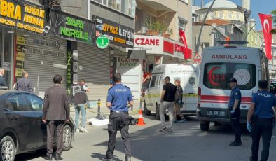 Küçükçekmece’de feci ölüm! Fenalaşarak yola düşen kişinin üzerinden servis aracı geçti