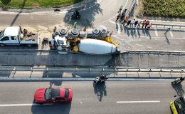 Sefaköy Kavşağı’nda Beton Mikseri Devrildi: Trafik Felç Oldu