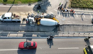 Sefaköy Kavşağı’nda Beton Mikseri Devrildi: Trafik Felç Oldu