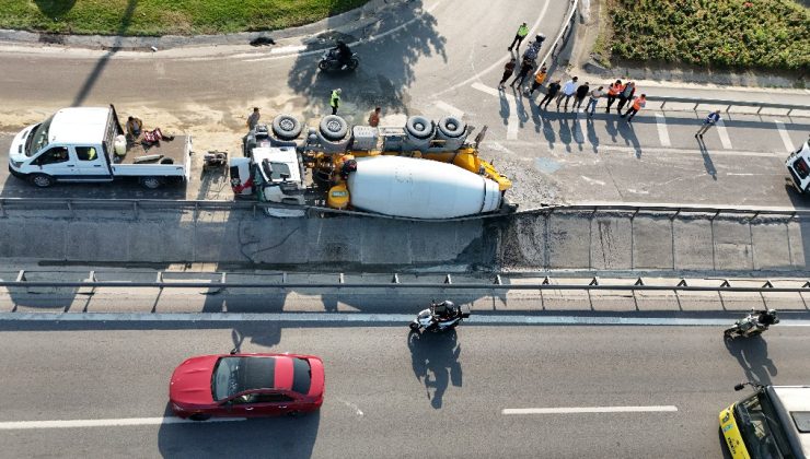 Sefaköy Kavşağı’nda Beton Mikseri Devrildi: Trafik Felç Oldu
