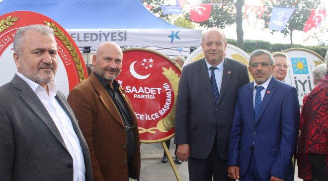 Saadet Partisi Küçükçekmece İlçe Başkanlığı, Cumhuriyetin 102. yıl dönümü münasebetiyle Küçükçekmece Belediyesi önünde gerçekleştirilen resmi törenlere katılım sağladı.