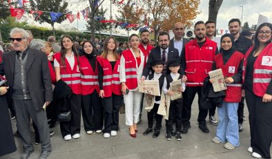 Cumhuriyetin 102. yıl dönümü dolayısıyla bir kutlama mesajı yayımlayan Türk Kızılayı Küçükçekmece Şube Başkanı Mehmet Fatih Kerimoğlu,